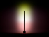 A luminária de piso Govee 3 é mostrada lançando luz na parede