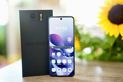 As telas do Razr 70 Ultra podem ficar muito brilhantes. No entanto, você terá que conviver com o PWM.