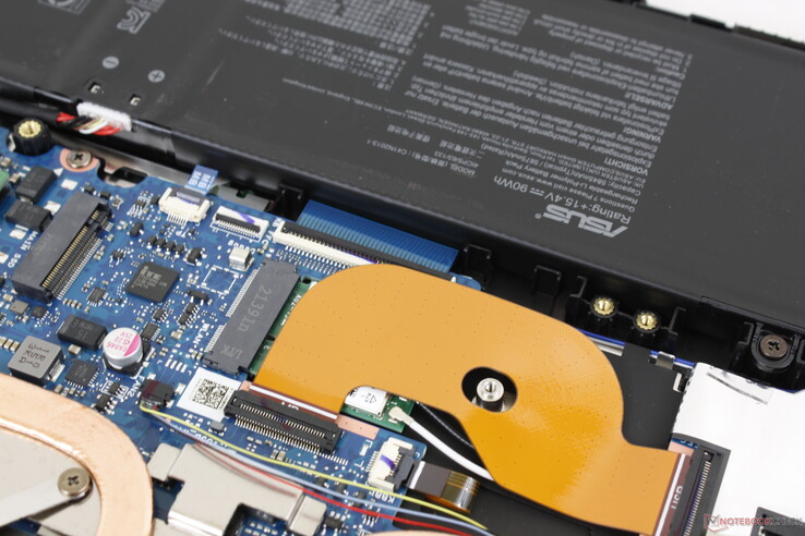 O Intel AX201 vem como padrão para conectividade Wi-Fi 6 e Bluetooth 5.2. Não tivemos nenhum problema quando acoplado ao nosso roteador de teste Netgear RAX200. O módulo WLAN é posicionado sob o slot SSD M.2 2280