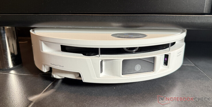 O Mova S70 Roller cabe embaixo de muitos móveis graças à sua altura de apenas 90 mm.