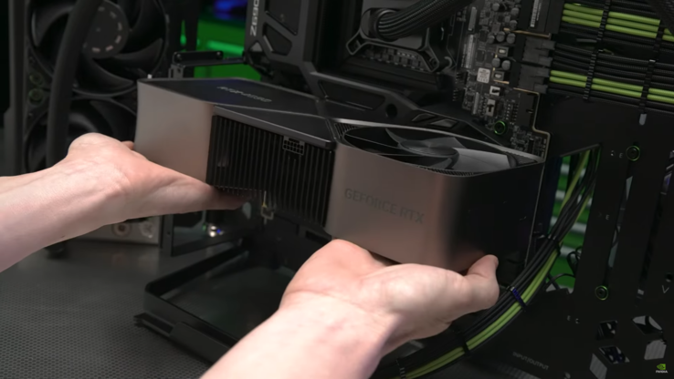 Nvidia GeForce RTX 4090 sendo encaixado na placa-mãe (imagem via Nvidia)