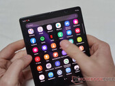 Um UI 4.1.1 e Android 12L devem tornar o Galaxy Z Fold2 mais utilizável quando aberto. (Fonte da imagem: NotebookCheck)