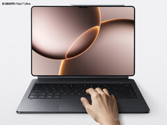 O Xiaomi Pad 7 Ultra terá uma bateria de 12.000 mAh. Na foto: o tablet com acessórios. (Fonte da imagem: Xiaomi)