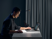 O Zenbook Pro 15 Flip OLED tem uma bateria de 96 Wh e pesa 1,8 kg. (Fonte de imagem: ASUS)