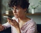 Mulher falando ao smartphone