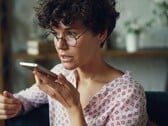 Mulher falando ao smartphone