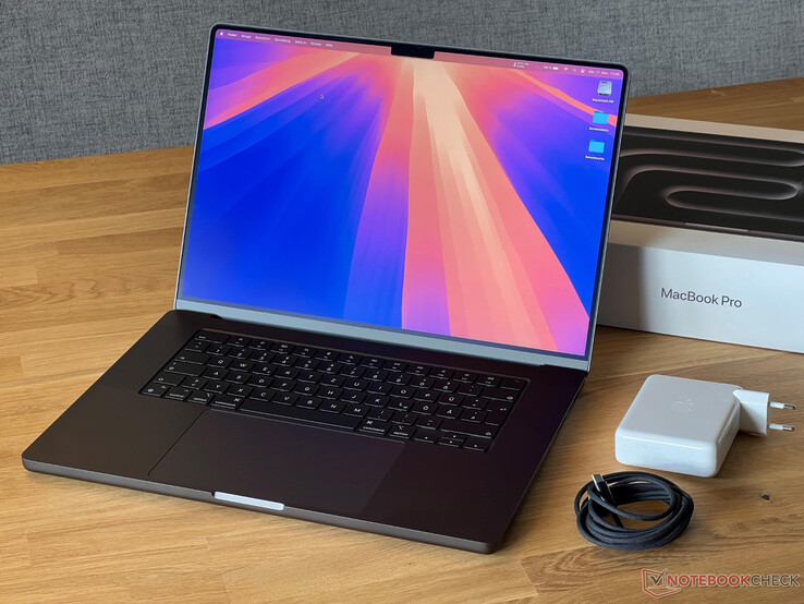 O MacBook Pro 16 mais recente para comparação. (Fonte da imagem: Notebookcheck)