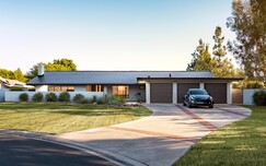 Casa com telhas da Tesla (Imagem: Tesla)