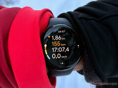 O Pixel Watch 2 é um dos poucos smartwatches que rodam o Wear OS 4 sem nenhum problema. (Fonte da imagem: Notebookcheck)