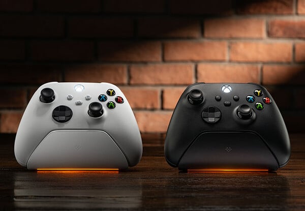 A base de carregamento 8BitDo Ultimate para controles Xbox tem um indicador LED de carregamento ajustável..