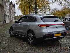 Veículo elétrico da Mercedes estaciona em uma rua