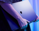 O laptop para jogos Alienware Aurora 16X, fotografado nas mãos de uma pessoa. (Fonte da imagem: Alienware)