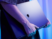 O laptop para jogos Alienware Aurora 16X, fotografado nas mãos de uma pessoa. (Fonte da imagem: Alienware)