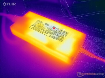 O adaptador AC pode alcançar mais de 43 C quando se joga