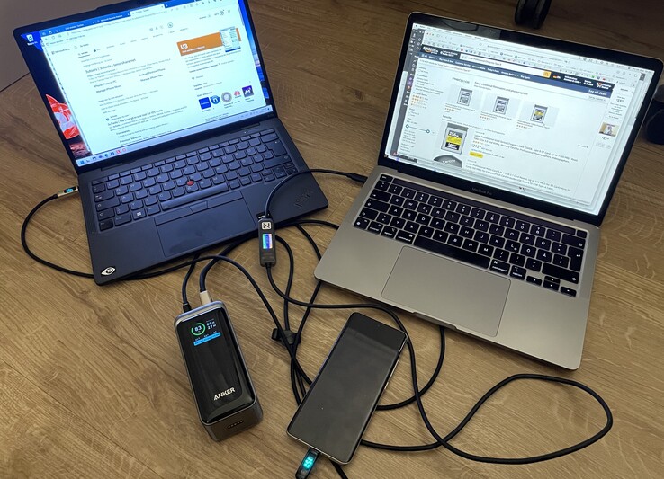 Geralmente conectado ao banco de energia: Lenovos X13s e Apple MBP 13 M1. (Foto: Andreas Sebayang/Notebookcheck.com)