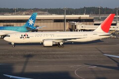 Avião da Japan Airlines no Aeroporto de Tóquio. (Fonte da imagem: aeroprints.com, CC BY-SA 3.0, via Wikimedia Commons)