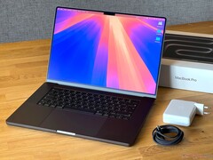Pode demorar um pouco mais até que o Apple MacBook Pro receba o M6 e uma reformulação completa (Fonte da imagem: Notebookcheck)