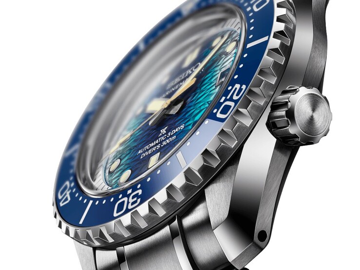 Ângulo lateral do Seiko Marinemaster HBF002 mostrando o bezel de cerâmica azul