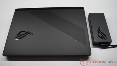 Asus ROG Strix SCAR 18 com fonte de alimentação de 450 watts