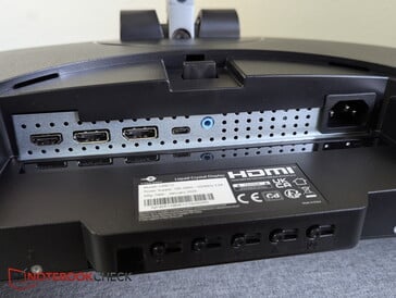 Saídas: HDMI, 2x DP, USB-C, conector para fones de ouvido, alimentação