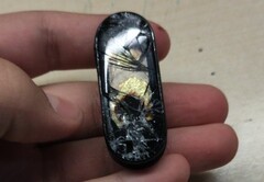 A Mi Band 5 aparentemente explodiu ao ser carregada. (Fonte da imagem: Michele Costa)