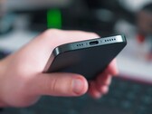 Espera-se que o Apple iPhone 16 Pro tenha carregamento mais rápido via USB-C e também MagSafe. (Fonte da imagem: Onur Binay)