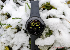 O Pixel Watch permanecerá com as versões do Wear OS 3 por até mais dois meses. (Fonte da imagem: Notebookcheck)