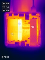 Asus NUC 14 Pro durante o teste de estresse (lado inferior aberto)