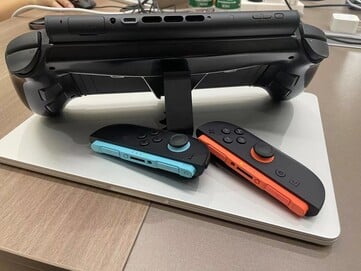 O Abxylute N9 Switch Grip Controller tem um suporte e suporte para saída de tela. (Fonte da imagem: Abxylute)