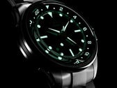 O Atelier GMT Première M1a reduz o tamanho do relógio GMT da coleção para 38 mm, em comparação com a caixa de 40 mm do GMT24 M1a.