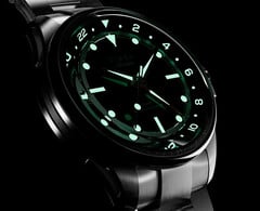 O Atelier GMT Première M1a reduz o tamanho do relógio GMT da coleção para 38 mm, em comparação com a caixa de 40 mm do GMT24 M1a.