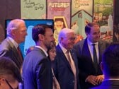 O presidente alemão Frank Walter Steinmeier na Gamescom, ao lado do estande da “Future? No Thanks!”