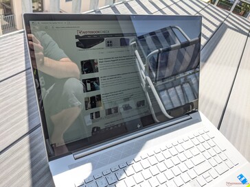 Usando a HP Envy 17 cg1356ng ao ar livre (sol por trás do laptop)