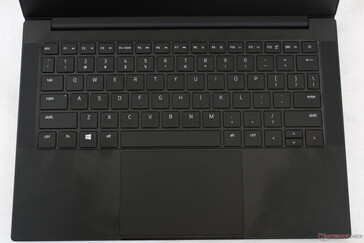 O teclado permanece o mesmo gen-to-gen, incluindo a iluminação RGB de zona única