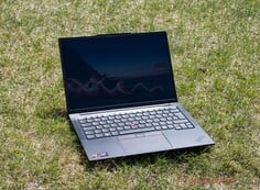 Lenovo ThinkPad E14 G8 em uso ao ar livre sob sol forte