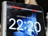 O Xiaomi Mix Fold 5, mais compacto e com tela mais ampla, parece aparecer em uma primeira foto de hands-on rodando o HyperOS 4.