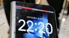 O Xiaomi Mix Fold 5, mais compacto e com tela mais ampla, parece aparecer em uma primeira foto de hands-on rodando o HyperOS 4.