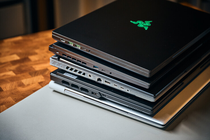 De cima para baixo: Razer Blade 16 (Power-in, 2 x USB-A, Thunderbolt 4, conector de áudio), XMG Neo 16 (USB-A, USB-C, conector de áudio), ROG Scar 16 (Power, 2,5 GbE, USB-C, Thunderbolt 4, conector de áudio), Legion Pro 7 (USB-A, Thunderbolt 4)