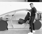 Franz com um dos protótipos iniciais do Robotaxi (Fonte da imagem: Tesla/Walter Isaacson)