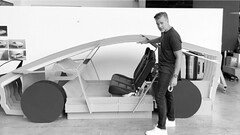 Franz com um dos protótipos iniciais do Robotaxi (Fonte da imagem: Tesla/Walter Isaacson)