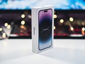 Os motoristas de entregas criminosas aparentemente estão de olho em produtos caros Apple como o iPhone 14 Pro (Imagem: Victor Serban)