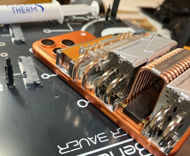 Vista angular de um iPhone 17 Pro Max mostrando coolers SSD montados na parte traseira para gerenciar a dissipação de calor (Fonte da imagem: u/T-K-Tronix via r/iphone)