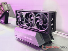 Além da porta Thunderbolt 5, há três portas USB-C de 10 Gbps. Na foto: a eGPU. (Fonte da imagem: Notebookcheck)