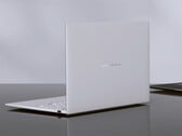 O AMD ZenBook 14 Air 2026 está disponível com 16 GB de RAM e custa cerca de US$ 1.476. Na foto: uma imagem promocional mostrando a parte traseira do laptop.