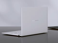 O AMD ZenBook 14 Air 2026 está disponível com 16 GB de RAM e custa cerca de US$ 1.476. Na foto: uma imagem promocional mostrando a parte traseira do laptop.