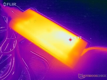 O adaptador CA atinge mais de 47 °C ao operar cargas exigentes