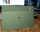 O Moto Pad 60 Pro em verde elegante está disponível apenas em alguns países, mas é uma ótima alternativa para os dispositivos um tanto entediantes de seus concorrentes. (Fonte da imagem: Notebookcheck)