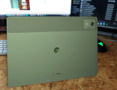 O Moto Pad 60 Pro em verde elegante está disponível apenas em alguns países, mas é uma ótima alternativa para os dispositivos um tanto entediantes de seus concorrentes. (Fonte da imagem: Notebookcheck)