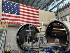 O instrumento StarBurst da NASA fora de uma câmara de vácuo térmico (Fonte da imagem: NASA/Daniel Kocevski)