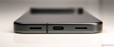 Parte inferior: Alto-falante, USB 3.2 Type-C, microfone